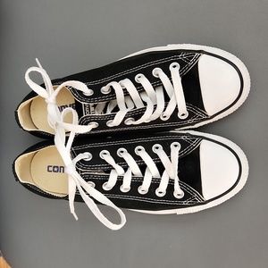 Womens low cut Converse sneakers size 7